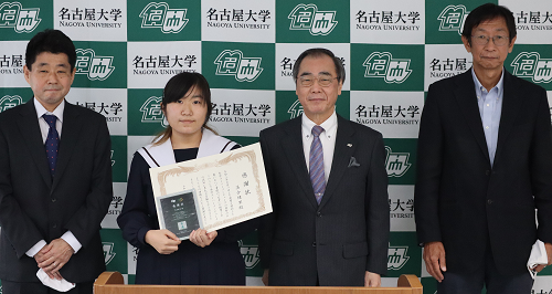 表彰式の様子(左から森情報基盤センター長、落合さん、松尾総長、武田副総長)