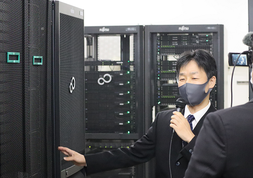 スーパーコンピュータ「不老」のオンライン見学会の様子(情報基盤センター 大島准教授)